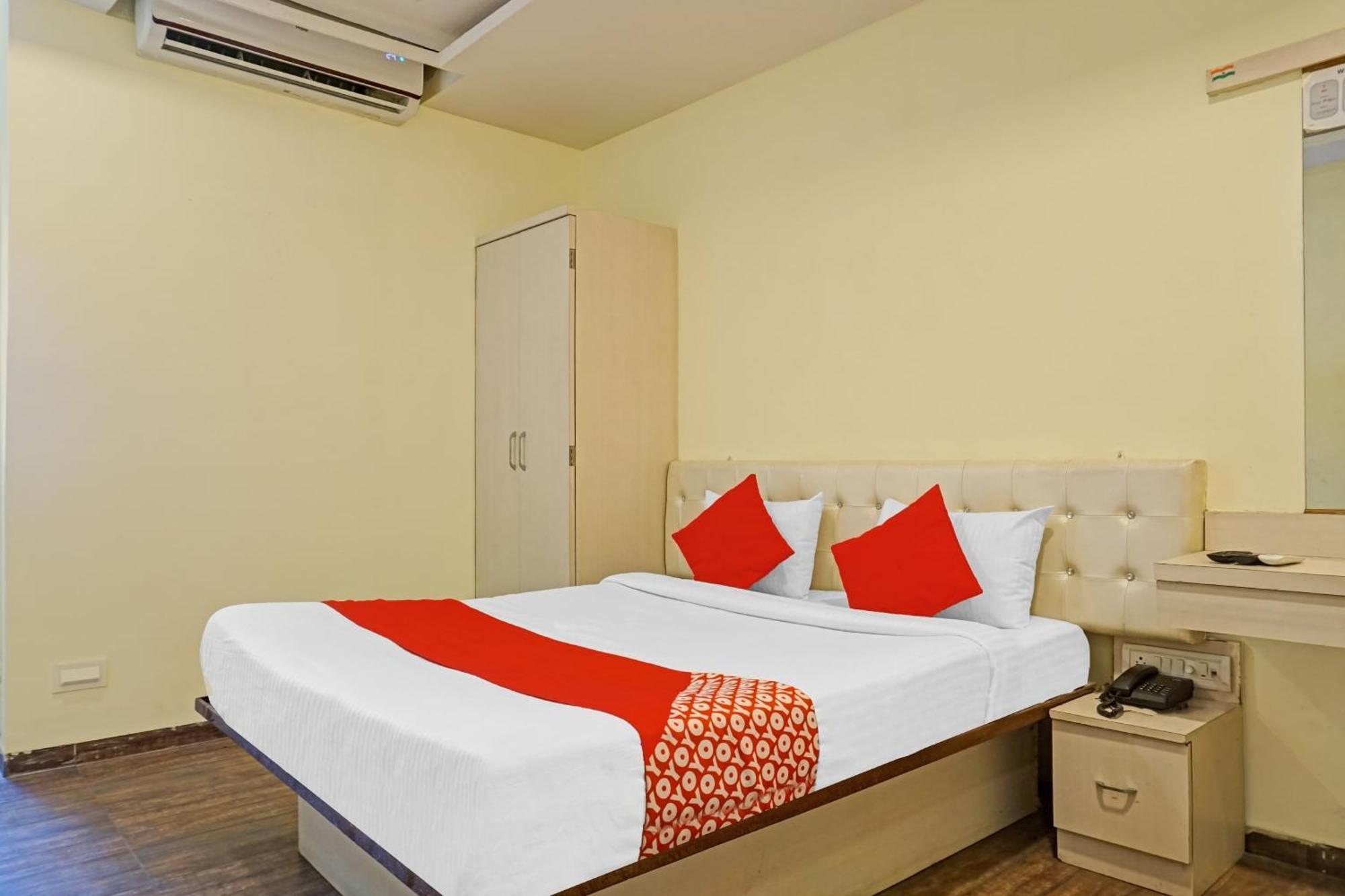 Hotel O 24K Inn Mundhva Exteriér fotografie