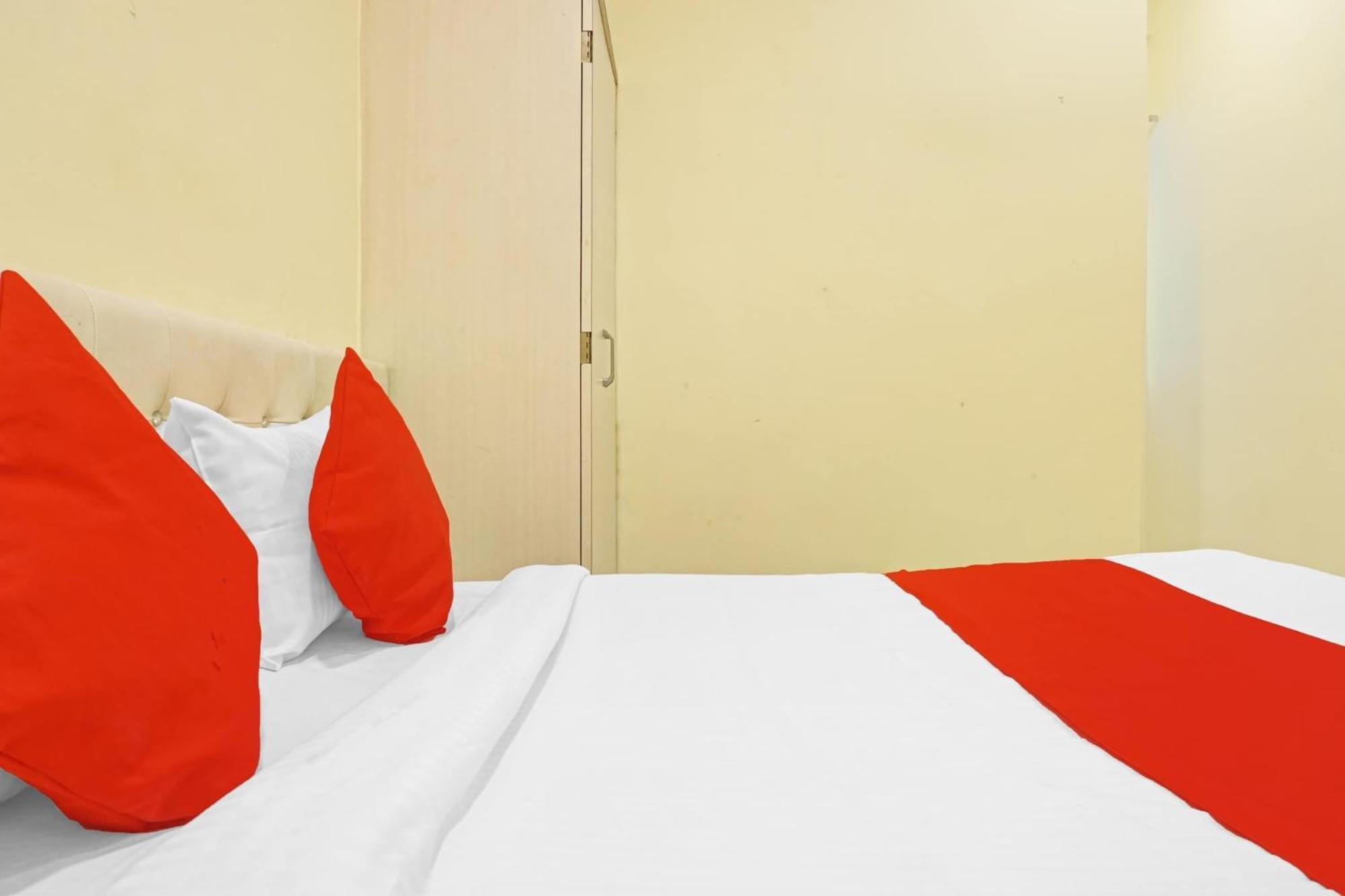 Hotel O 24K Inn Mundhva Exteriér fotografie