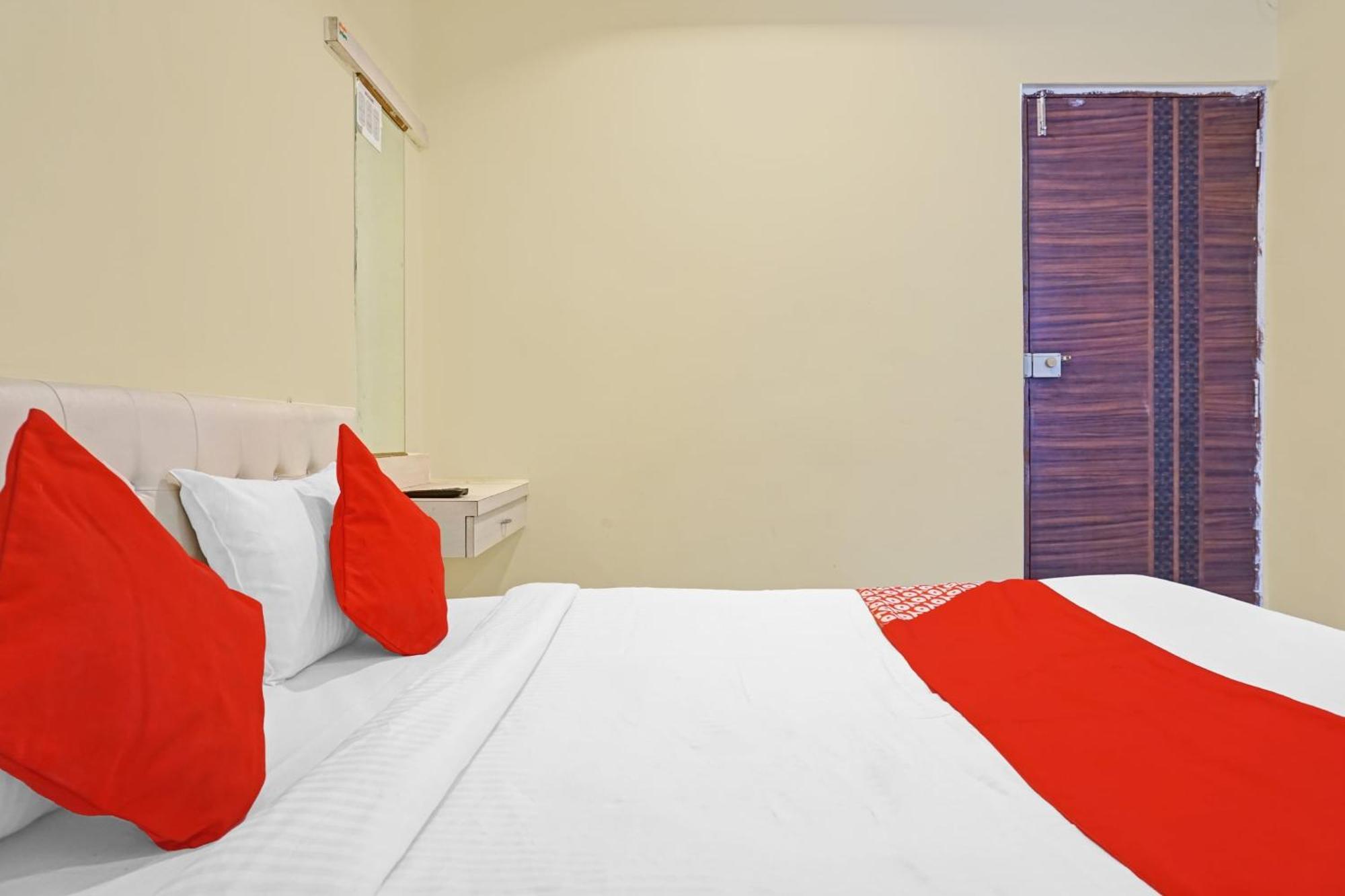 Hotel O 24K Inn Mundhva Exteriér fotografie