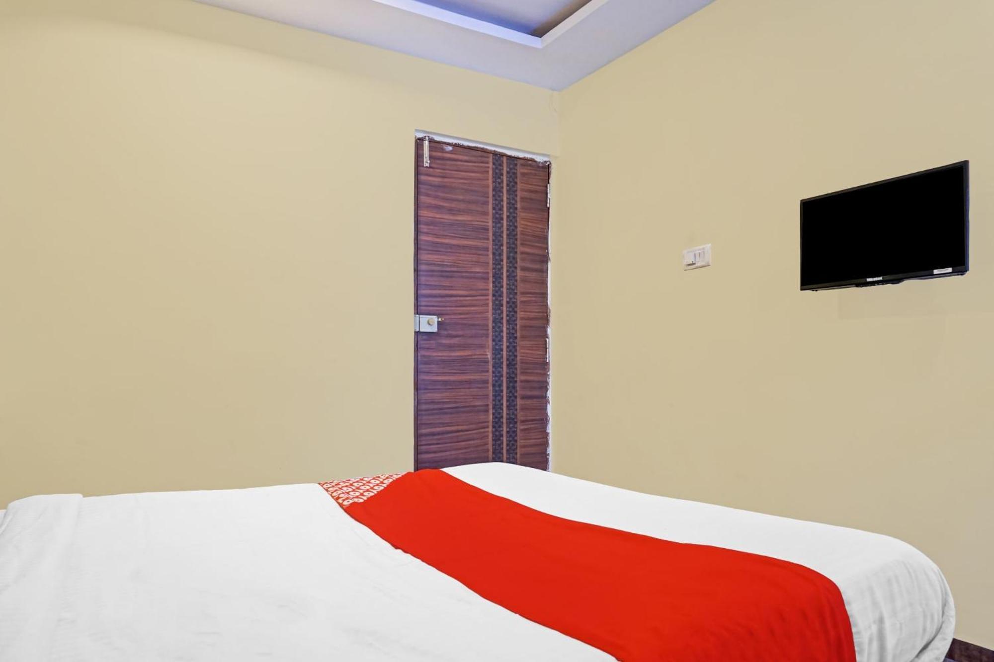 Hotel O 24K Inn Mundhva Exteriér fotografie